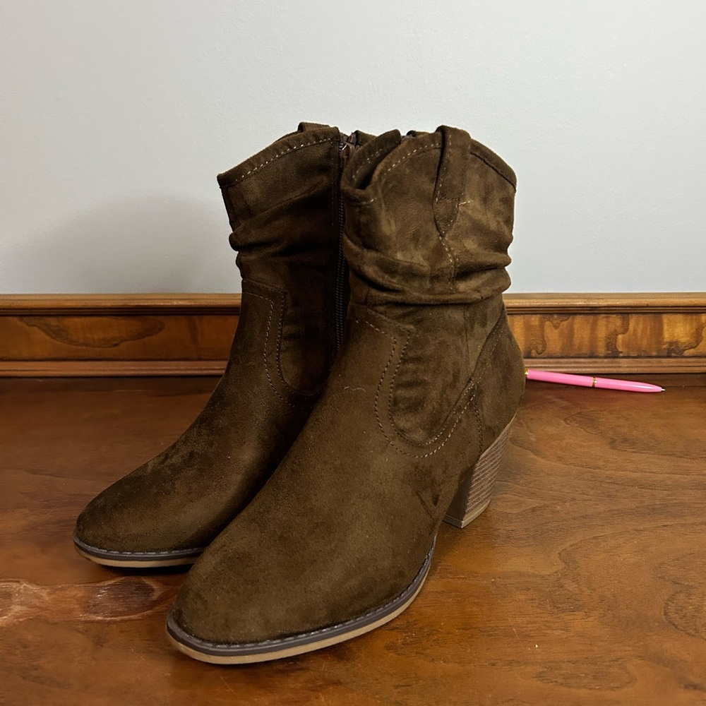 Dominique Nicole Dark Brown Faux Suede Slouch Ankle Booties, Size 7.5 - Picture 2 of 11
